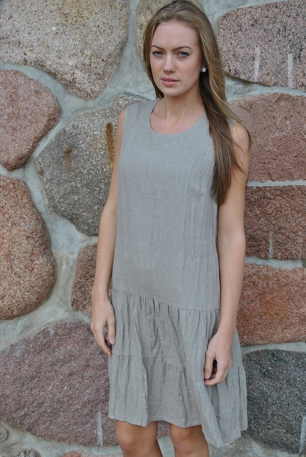 Rimpsuhelmainen pellavamekko